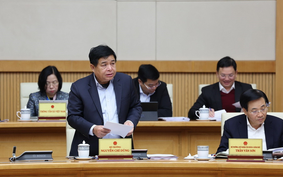 Bộ trưởng Bộ Kế hoạch và Đầu tư Nguyễn Chí Dũng báo cáo tình hình kinh tế-xã hội tháng 1. (Ảnh: Dương Giang/TTXVN)