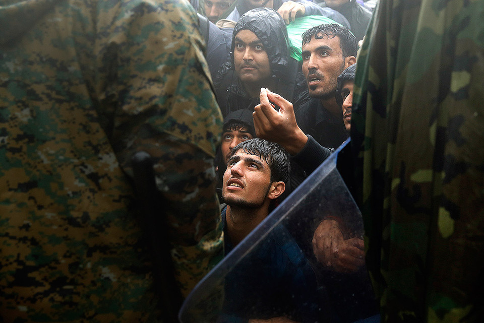 Cảnh sát dùng khiên ngăn người nhập cư di chuyển hỗn loạn. (Ảnh: AFP)
