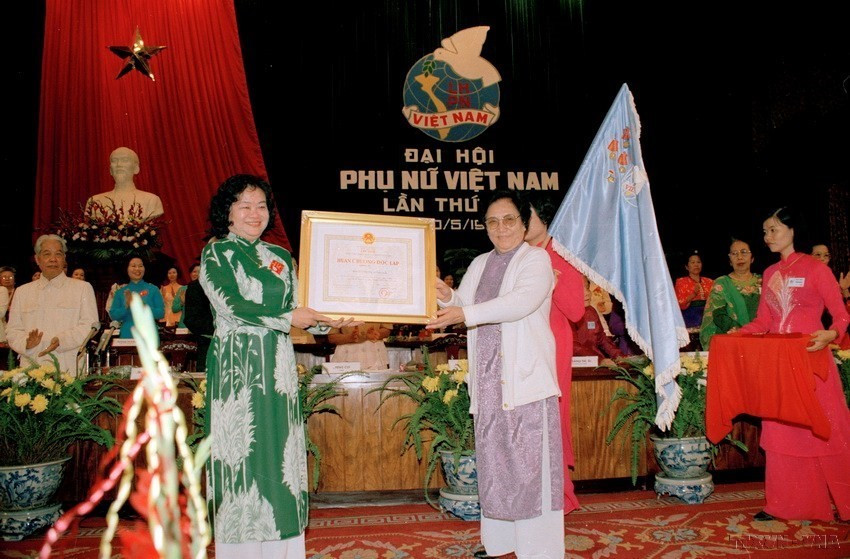 Phó Chủ tịch nước Nguyễn Thị Bình thay mặt Chủ tịch nước trao Huân chương Độc lập hạng 3 cho Hội Liên hiệp Phụ nữ Việt Nam tại Đại hội đại biểu Phụ nữ toàn quốc lần thứ VIII (5/1997). (Ảnh: TTXVN)