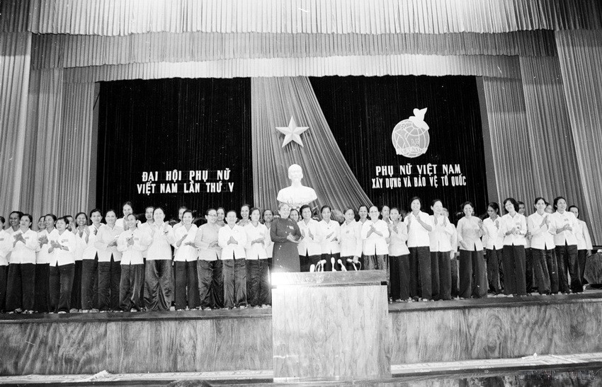 Ban chấp hành TW Hội Liên hiệp Phụ nữ khóa V gồm 109 ủy viên do bà Nguyễn Thị Định làm chủ tịch ra mắt Đại hội (5/1982). (Ảnh: TTXVN)