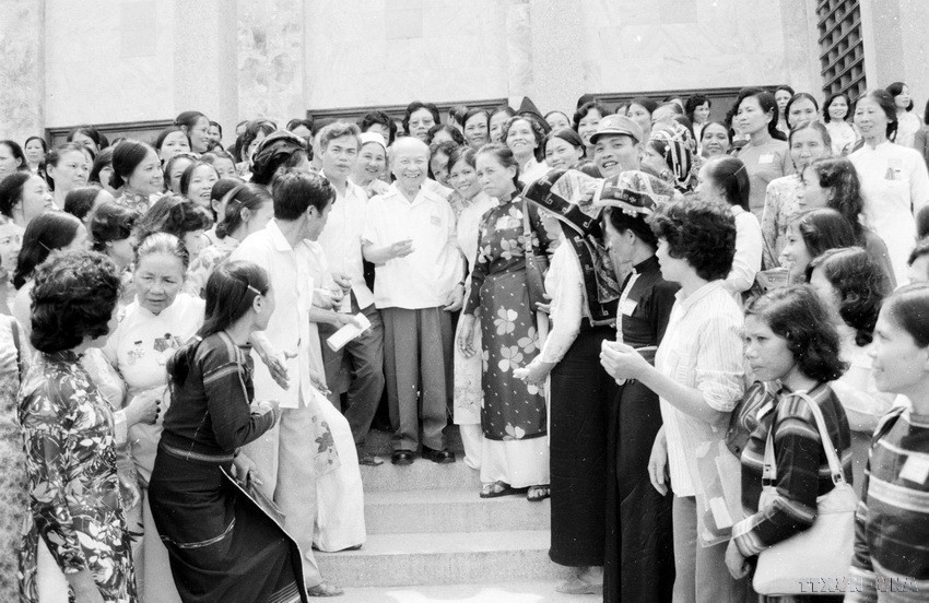 Chủ tịch Hội đồng Nhà nước Trường Chinh nói chuyện thân mật với các đại biểu dự Đại hội đại biểu Phụ nữ toàn quốc lần thứ VI (5/1987). (Ảnh: TTXVN)