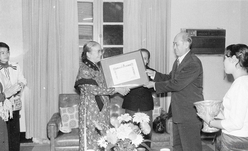 Bà Nguyễn Thị Định, Chủ tịch Hội Liên hiệp Phụ nữ Việt Nam nhận Huân trương Hữu nghị của chính phủ Lào trao tặng Hội (13/1/1984). (Ảnh: TTXVN)