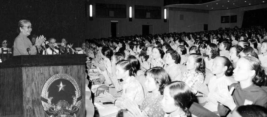 Đồng chí Nguyễn Thị Định, Ủy viên TW Đảng, Chủ tịch Hội Liên hiệp Phụ nữ Việt Nam đọc lời khai mạc Đại hội đại biểu Phụ nữ toàn quốc lần thứ VI (5/1987). (Ảnh: TTXVN)