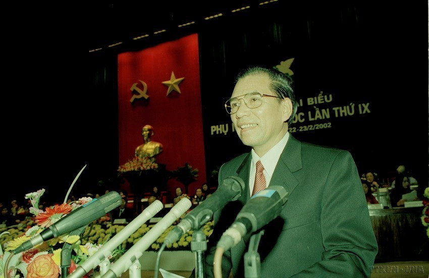 Tổng Bí thư Nông Đức Mạnh phát biểu tại Đại hội đại biểu Phụ nữ toàn quốc lần thứ IX (2/2002). (Ảnh: TTXVN)