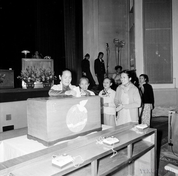 Các đại biểu bỏ phiếu bầu Ban chấp hành Trung ương Hội tại Đại hội đại biểu Phụ nữ toàn quốc lần thứ IV (3/1974). (Ảnh: TTXVN)