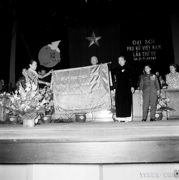Thay mặt phụ nữ miền Nam, bà Nguyễn Thị Định tặng đại hội bức trướng tại Đại hội đại biểu Phụ nữ toàn quốc lần thứ IV (3/1974). (Ảnh: TTXVN)