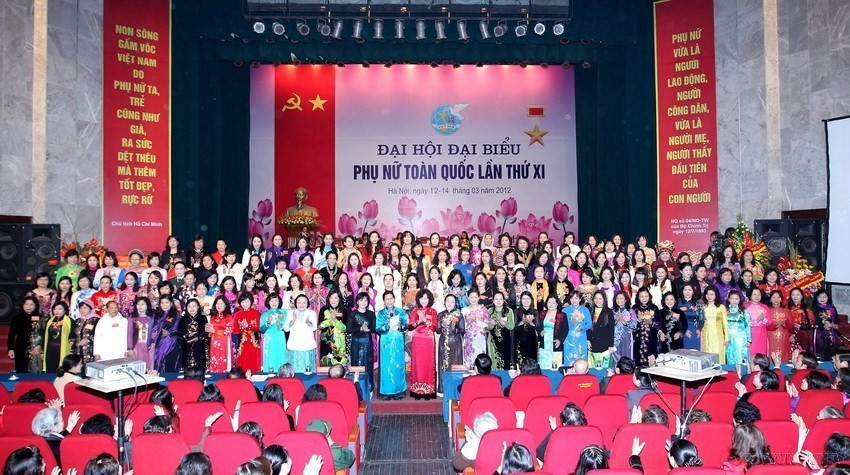 Ban chấp hành Hội Liên hiệp Phụ nữ Việt Nam khóa XI ra mắt Đại hội (3/2012). (Ảnh: TTXVN)