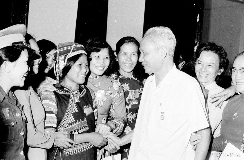 Chủ tịch Hội đồng Bộ trưởng Phạm Văn Đồng nói chuyện thân mật với các đại biểu dự Đại hội đại biểu Phụ nữ toàn quốc lần thứ V (5/1982). (Ảnh: TTXVN)