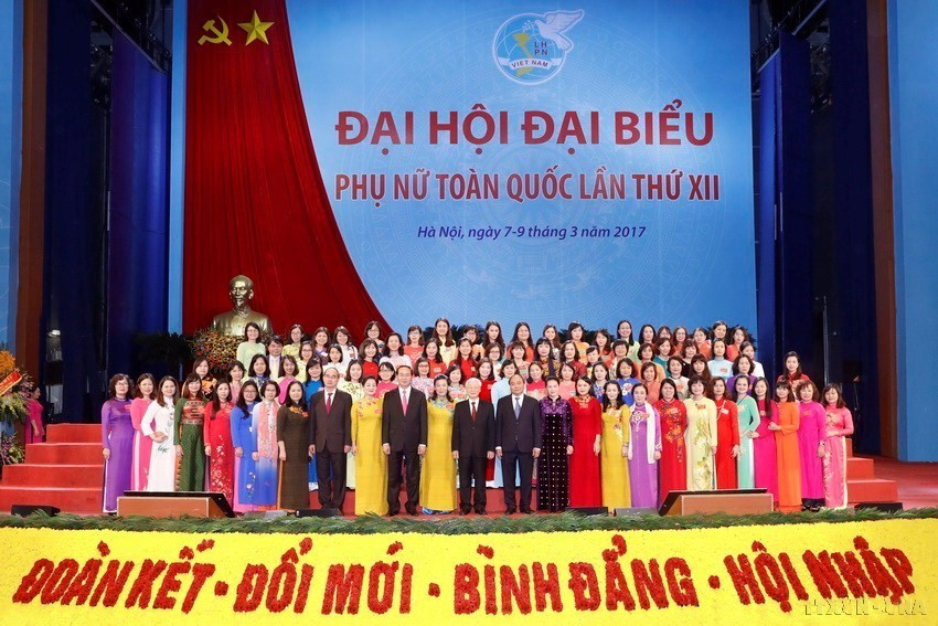 Các đồng chí lãnh đạo Đảng, Nhà nước chụp ảnh với đoàn đại biểu cơ quan Trung ương Hội Liên hiệp Phụ nữ Việt Nam tại Đại hội đại biểu Phụ nữ toàn quốc lần thứ XII. (Ảnh: TTXVN)