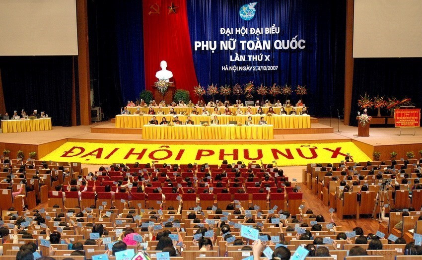 Các đại biểu dự Đại hội biểu quyết bầu Ban Chấp hành Trung ương Hội Liên hiệp Phụ nữ Việt Nam khóa X (10/2007). (Ảnh: TTXVN)