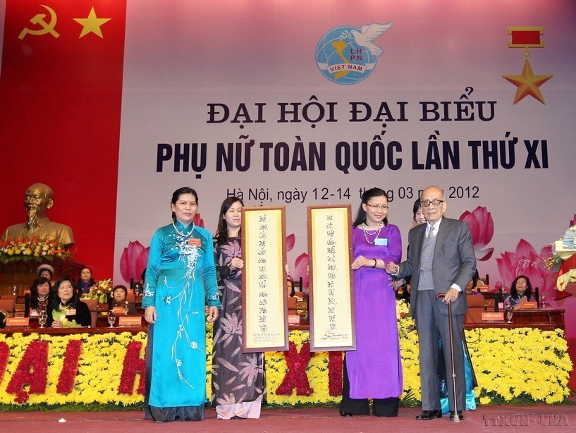 Giáo sư, Anh hùng Lao động Đặng Vũ Khiêu trao tặng hai câu đối cho Hội tại Đại hội đại biểu Phụ nữ toàn quốc lần thứ XI (3/2012). (Ảnh: TTXVN)
