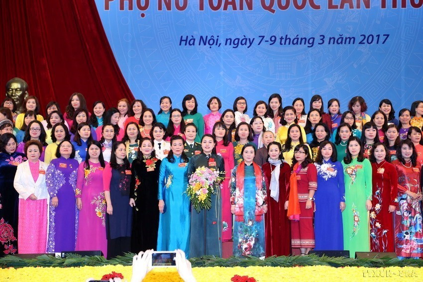 Ban chấp hành Trung ương Hội Liên hiệp Phụ nữ Việt Nam khóa XII, nhiệm kỳ 2017-2022 ra mắt Đại hội. (Ảnh: TTXVN)