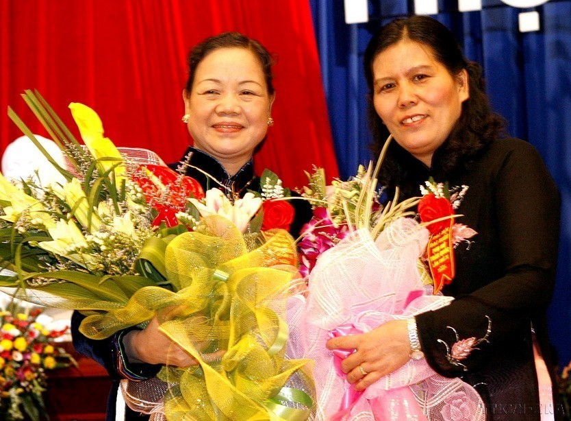 Bà Hà Thị Khiết, Chủ tịch Hội Liên hiệp Phụ nữ Việt Nam khóa IX chúc mừng Đồng chí Nguyễn Thị Thanh Hòa Chủ tịch Hội Liên hiệp Phụ nữ Việt Nam khóa X (10/2007). (Ảnh: TTXVN)