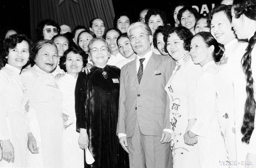 Tổng Bí thư Đỗ Mười với các đại biểu tại Đại hội đại biểu Phụ nữ toàn quốc lần thứ VII (5/1992). (Ảnh: TTXVN)