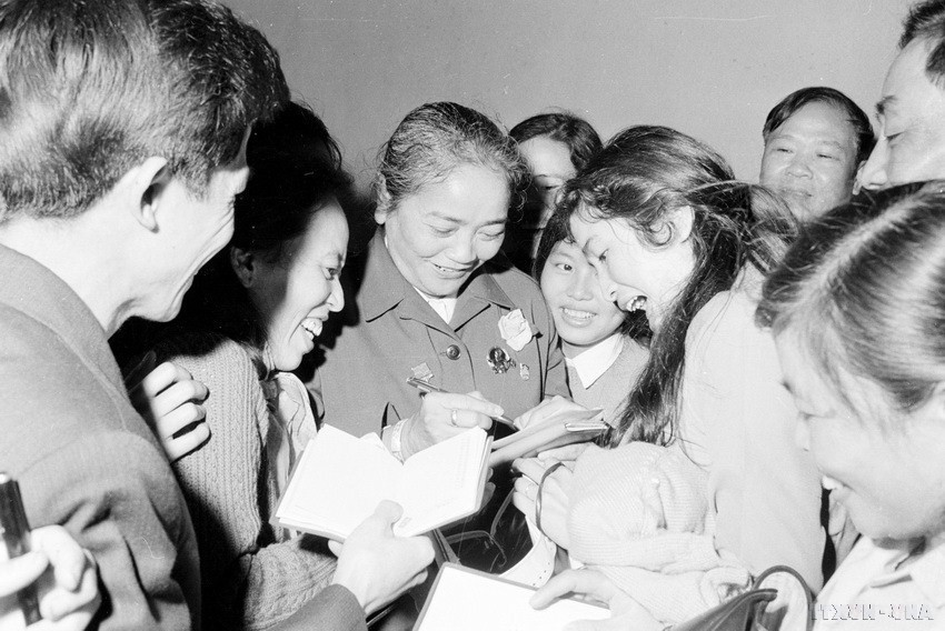 Đoàn đại biểu phụ nữ các tỉnh dự đại hội trao tặng phẩm cho đoàn đại biểu phụ nữ miền Nam tại Đại hội đại biểu Phụ nữ toàn quốc lần thứ IV (3/1974). (Ảnh: TTXVN)