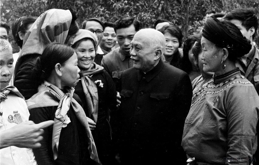 Chủ tịch nước Tôn Đức Thắng với các đại biểu dự Đại hội đại biểu Phụ nữ toàn quốc lần thứ IV (3/1974). (Ảnh: TTXVN)