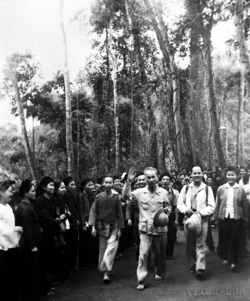 Các đại biểu nồng nhiệt chào đón Chủ tịch Hồ Chí Minh tới dự Đại hội Đại biểu Phụ nữ toàn quốc lần thứ nhất (18/4/1950). (Ảnh: TTXVN)