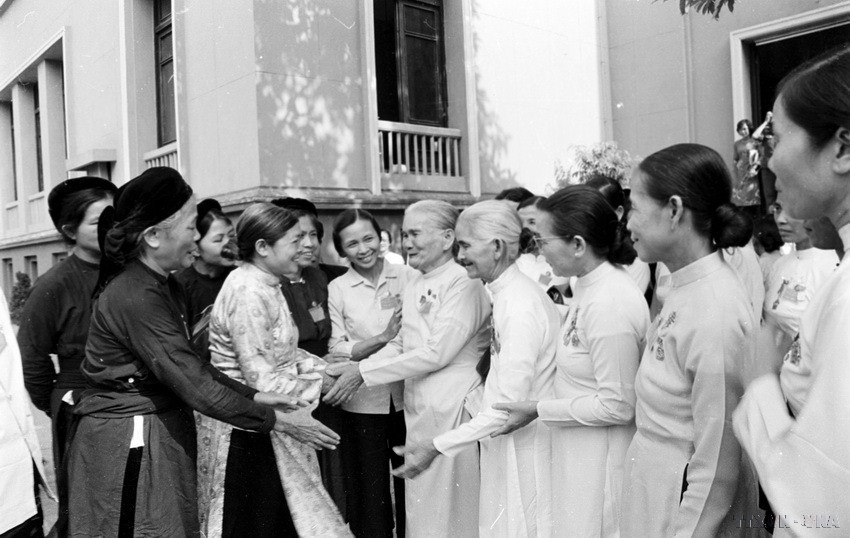 Các đại biểu phụ nữ tỉnh Cao Bằng và Minh Hải gặp gỡ thân mật tại Đại hội đại biểu Phụ nữ toàn quốc lần thứ V (5/1982). (Ảnh: TTXVN)