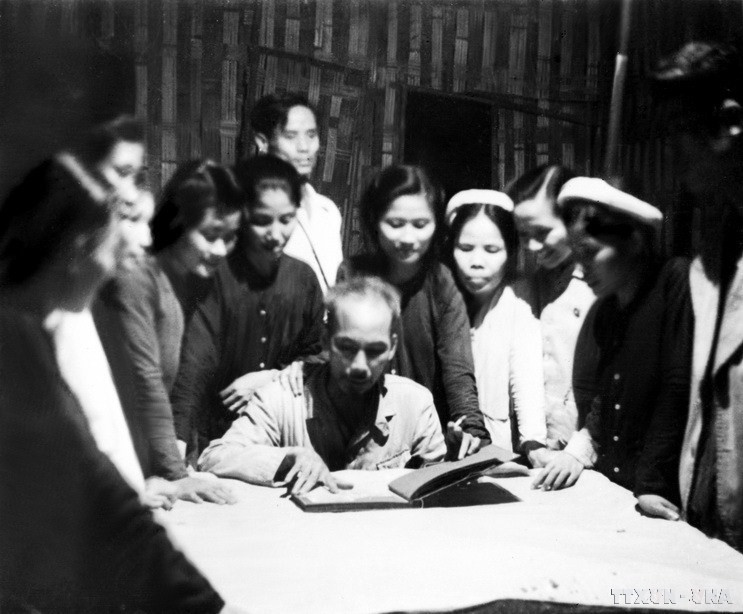 Chủ tịch Hồ Chí Minh xem những hình ảnh hoạt động của phụ nữ Việt Nam trong những năm đầu phục vụ kháng chiến tại Đại hội đại biểu Phụ nữ toàn quốc lần thứ nhất (18/4/1950). (Ảnh: TTXVN)