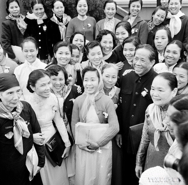 Đồng chí Lê Duẩn, Bí thư thứ nhất của Đảng với các đại biểu dự Đại hội đại biểu Phụ nữ toàn quốc lần thứ IV (3/1974). (Ảnh: TTXVN)