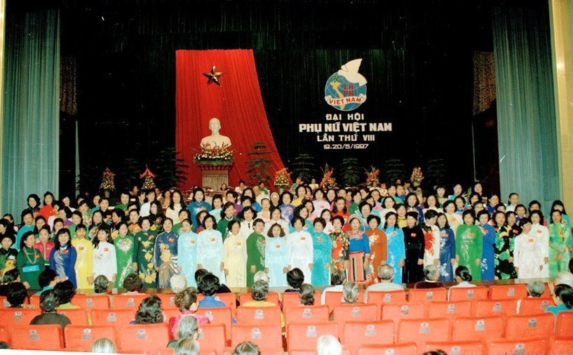 Ban chấp hành Hội Liên hiệp Phụ nữ Việt Nam ra mắt Đại hội đại biểu Phụ nữ toàn quốc lần thứ VIII (5/1997). (Ảnh: TTXVN)