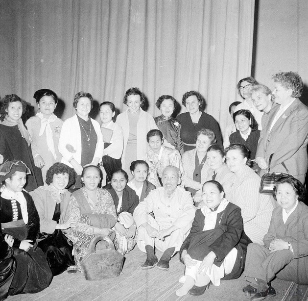 Chủ tịch Hồ Chí Minh với đoàn đại biểu phụ nữ quốc tế đến dự Đại hội đại biểu Phụ nữ toàn quốc lần thứ III (3/1961). (Ảnh: TTXVN)