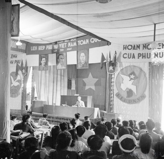 Chủ tịch Hồ Chí Minh phát biểu tại Đại hội đại biểu Phụ nữ toàn quốc lần thứ nhất (18/4/1950). (Ảnh: TTXVN)