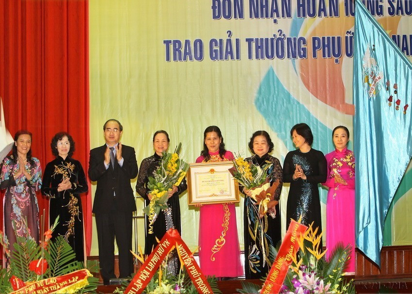 Phó Thủ tướng Nguyễn Thiện Nhân trao Huân chương Sao Vàng cho Hội Liên hiệp Phụ nữ Việt Nam tại Lễ mít tinh kỷ niệm 80 năm Ngày thành lập Hội (10/2010). (Ảnh: TTXVN)