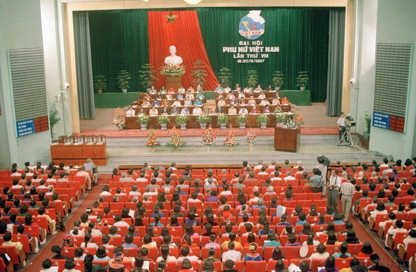 Lễ khai mạc Đại hội đại biểu Phụ nữ toàn quốc lần thứ VIII (5/1997). (Ảnh: TTXVN)