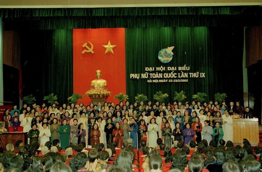 Ban Chấp hành TW Hội Liên hiệp Phụ nữ Việt Nam khóa IX ra mắt Đại hội (2/2002). (Ảnh: TTXVN)