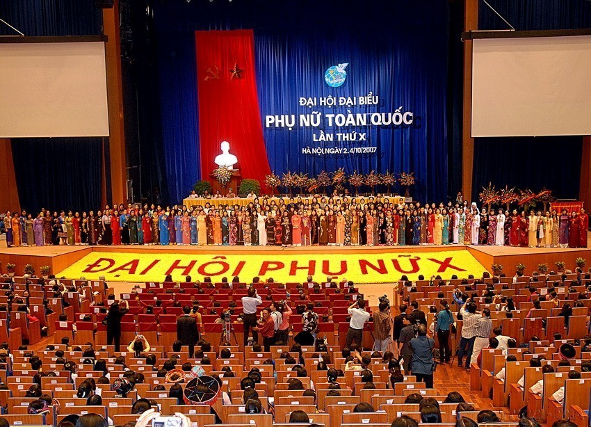 Ban Chấp hành Trung ương Hội Liên hiệp Phụ nữ Việt Nam khóa X ra mắt tại Đại hội (10/2007). (Ảnh: TTXVN)