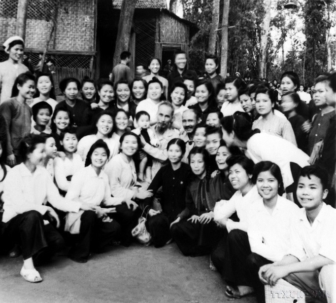 Chủ tịch Hồ Chí Minh với các đại biểu dự Đại hội đại biểu Phụ nữ toàn quốc lần thứ nhất (18/4/1950). (Ảnh: TTXVN)