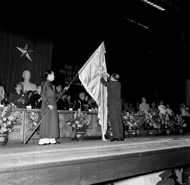 Chủ tịch Ủy ban thường vụ Quốc hội Trường Chinh trao Huân chương Hồ Chí Minh hạng Nhì tặng Phong trào phụ nữ và Hội Liên hiệp Phụ nữ Việt Nam tại Đại hội đại biểu Phụ nữ toàn quốc lần thứ IV (3/1974). (Ảnh: TTXVN)