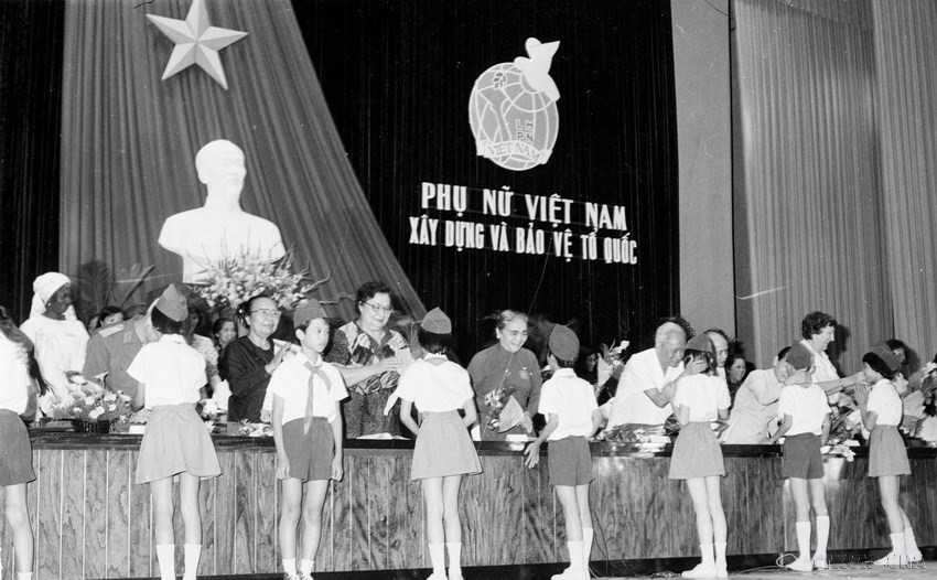 Thiếu nhi Hà Nội tặng hoa chào mừng các đại biểu dự Đại hội đại biểu Phụ nữ toàn quốc lần thứ V (5/1982). (Ảnh: TTXVN)