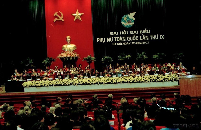 Lễ khai mạc Đại hội đại biểu Phụ nữ toàn quốc lần thứ IX, diễn ra tại Hà Nội từ ngày 22-23/2/2002. (Ảnh: TTXVN)
