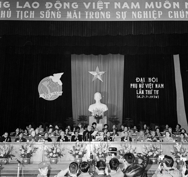 Đoàn chủ tịch tại Đại hội đại biểu Phụ nữ toàn quốc lần thứ IV (3/1974). (Ảnh: TTXVN)