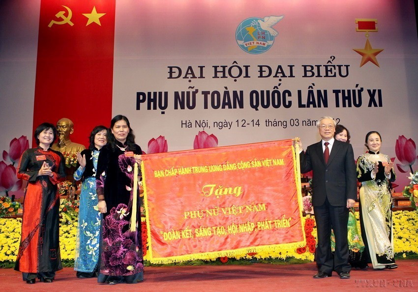 Tổng Bí thư Nguyễn Phú Trọng trao tặng bức trướng của Ban Chấp hành Trung ương cho Hội Liên hiệp Phụ nữ Việt Nam tại Đại hội đại biểu Phụ nữ toàn quốc lần thứ XI (3/2012). (Ảnh: TTXVN)