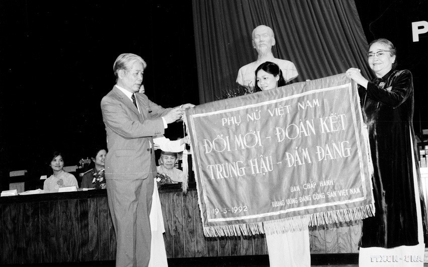 Tổng Bí thư Đỗ Mười trao tặng bức trướng tới Hội tại Đại hội đại biểu Phụ nữ toàn quốc lần thứ VII (5/1992). (Ảnh: TTXVN)