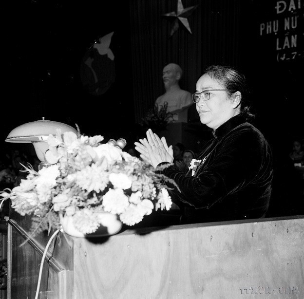 Bà Nguyễn Thị Định, Chủ tịch Hội Liên hiệp Phụ nữ giải phóng miền Nam Việt Nam đọc lời chào mừng tại lễ khai mạc Đại hội đại biểu Phụ nữ toàn quốc lần thứ IV (3/1974). (Ảnh: TTXVN)