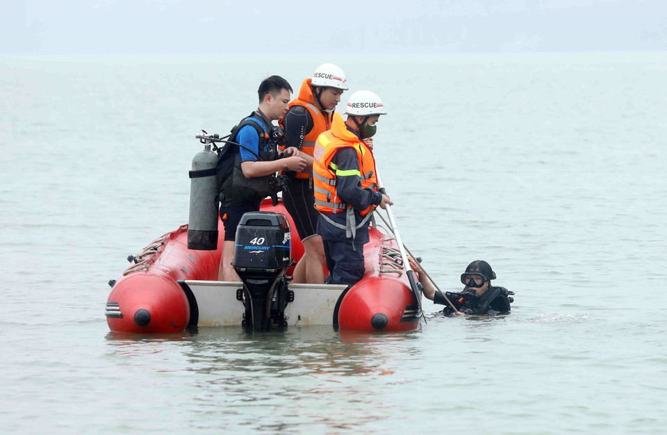 Thiếu tá Nguyễn Thị Ngọc Lan cùng đồng đội luyện tập cứu nạn cứu hộ dưới nước. (Ảnh: Phạm Kiên/TTXVN)
