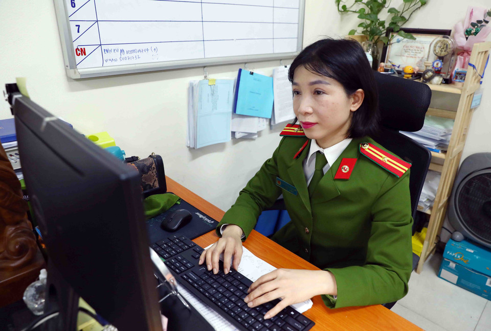 Thiếu tá Nguyễn Thị Ngọc Lan trong giờ làm việc tại đơn vị. (Ảnh: Phạm Kiên/TTXVN)
