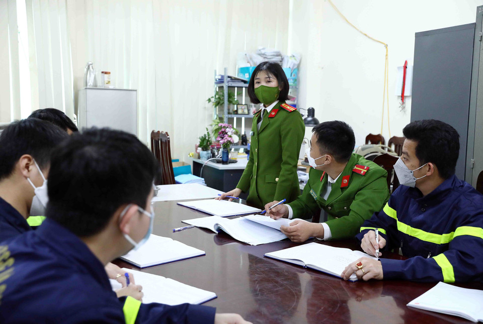 Thiếu tá Nguyễn Thị Ngọc Lan cùng đồng đội giao ban triển khai công việc hàng ngày. (Ảnh: Phạm Kiên/TTXVN)