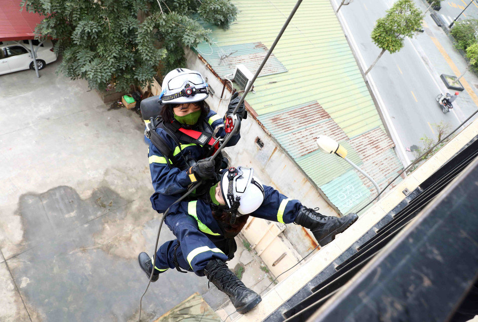 Hằng ngày, Thiếu tá Nguyễn Thị Ngọc Lan cùng đồng đội tập luyện đu dây đưa người bị thương từ trên cao xuống đất. (Ảnh: Phạm Kiên/TTXVN)
