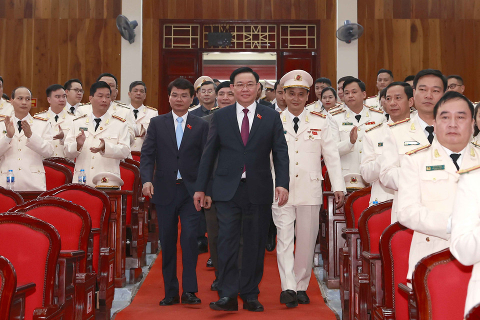 Chủ tịch Quốc hội Vương Đình Huệ với cán bộ, chiến sỹ Công an tỉnh Lào Cai. (Ảnh: Doãn Tấn/TTXVN)