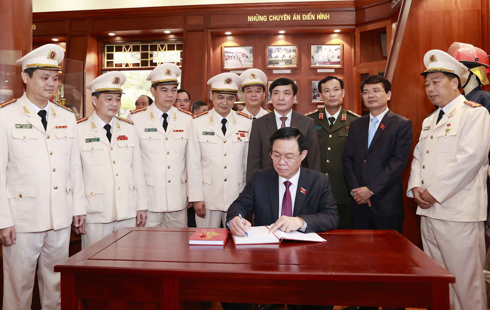 Chủ tịch Quốc hội Vương Đình Huệ viết lưu bút tại Bảo tàng Công an tỉnh Lào Cai. (Ảnh: Doãn Tấn/TTXVN)