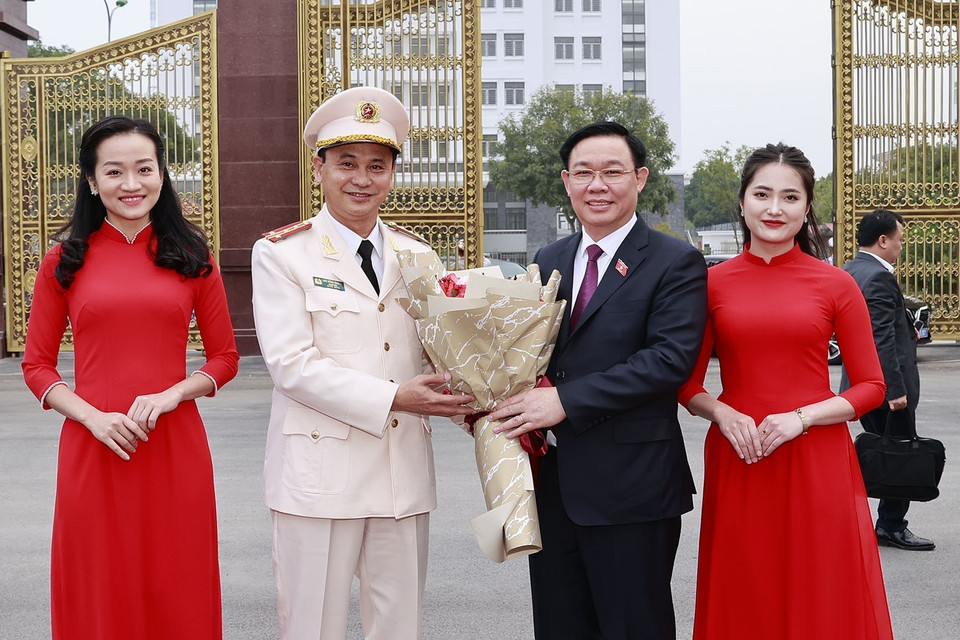 Đại tá Lưu Hồng Quảng, Giám đốc Công an tỉnh Lào Cai đón, tặng hoa Chủ tịch Quốc hội Vương Đình Huệ. (Ảnh: Doãn Tấn/TTXVN)