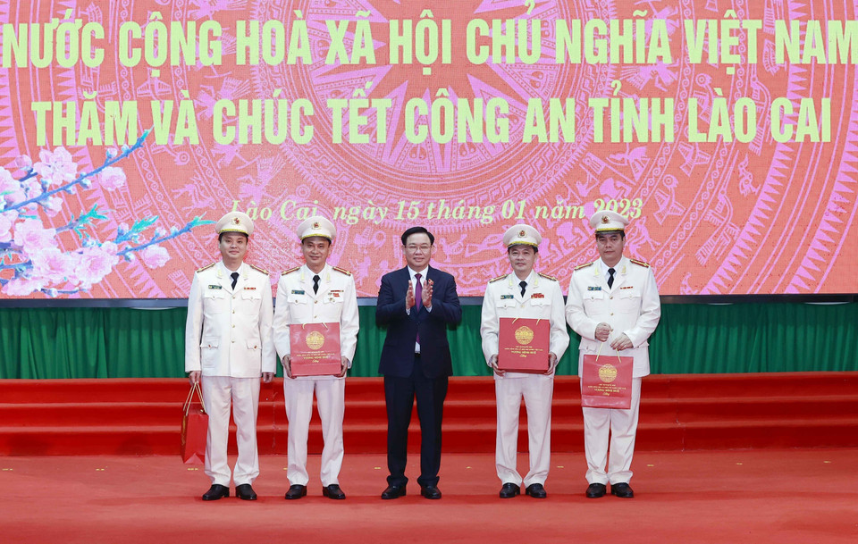 Chủ tịch Quốc hội Vương Đình Huệ tặng quà Tết cho cán bộ, chiến sỹ Công an tỉnh Lào Cai. (Ảnh: Doãn Tấn/TTXVN)