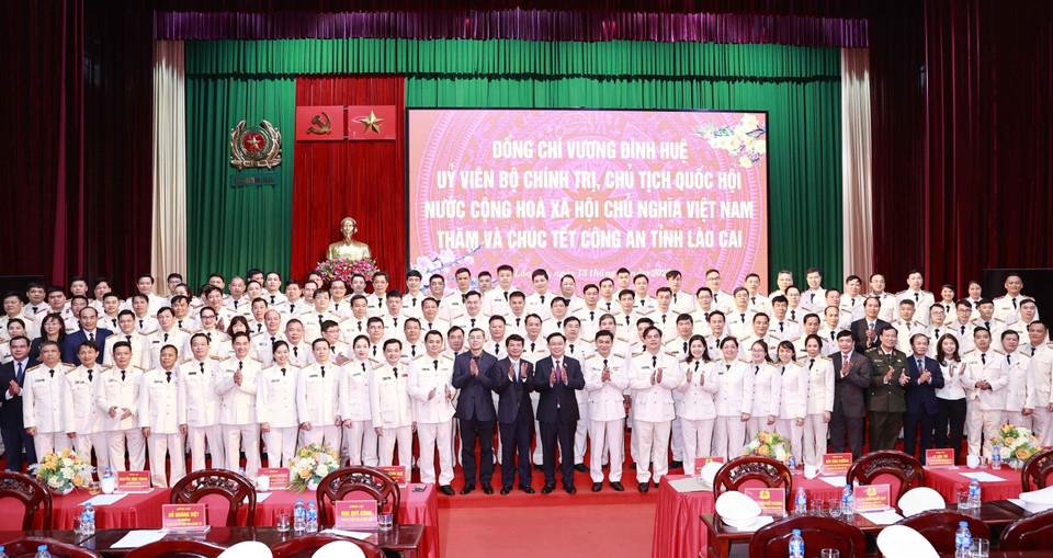 Chủ tịch Quốc hội Vương Đình Huệ chụp ảnh lưu niệm với cán bộ, chiến sỹ Công an tỉnh Lào Cai. (Ảnh: Doãn Tấn/TTXVN)