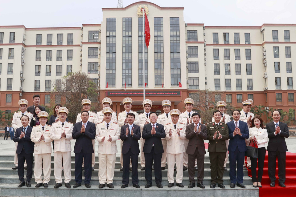 Chủ tịch Quốc hội Vương Đình Huệ với đại biểu. (Ảnh: Doãn Tấn/TTXVN)