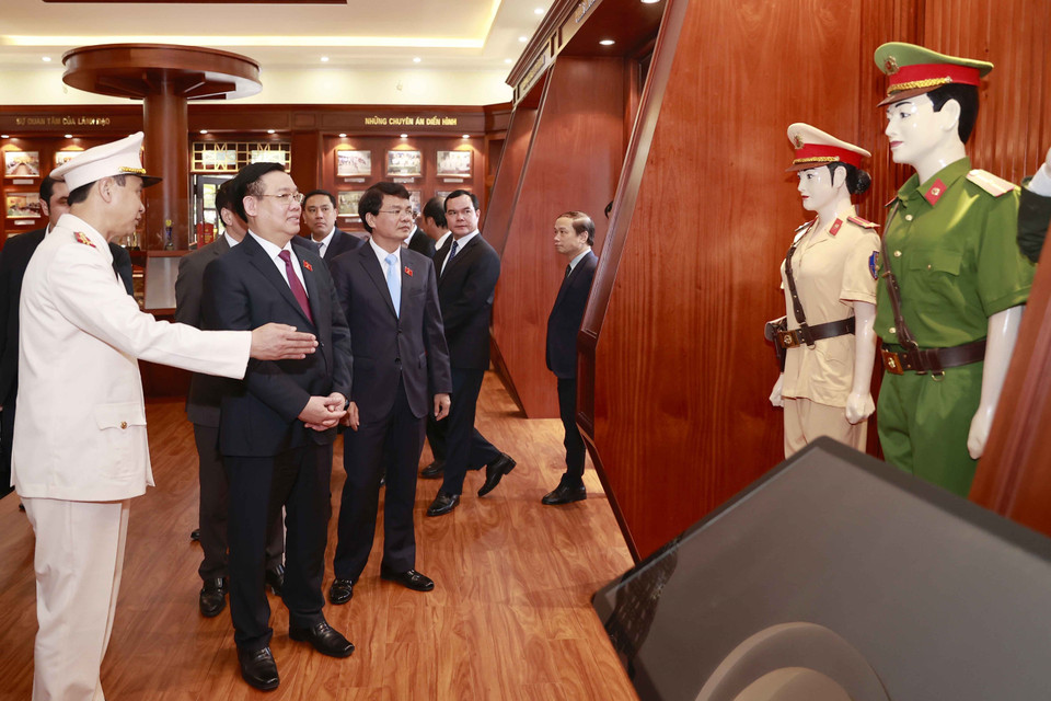 Chủ tịch Quốc hội Vương Đình Huệ và đại biểu tham quan Bảo tàng Công an tỉnh Lào Cai. (Ảnh: Doãn Tấn/TTXVN)